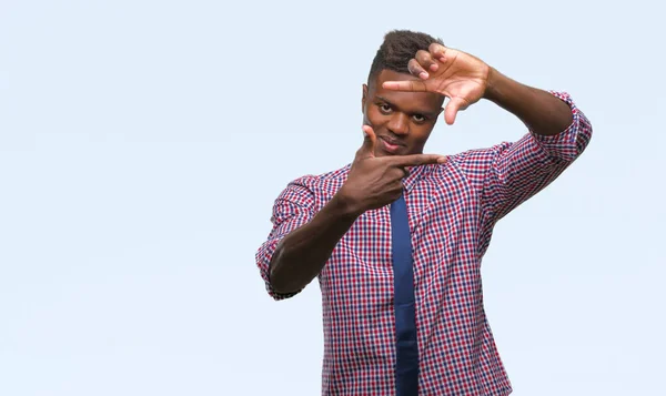 Joven Hombre Negocios Afroamericano Sobre Fondo Aislado Sonriendo Haciendo Marco — Foto de Stock