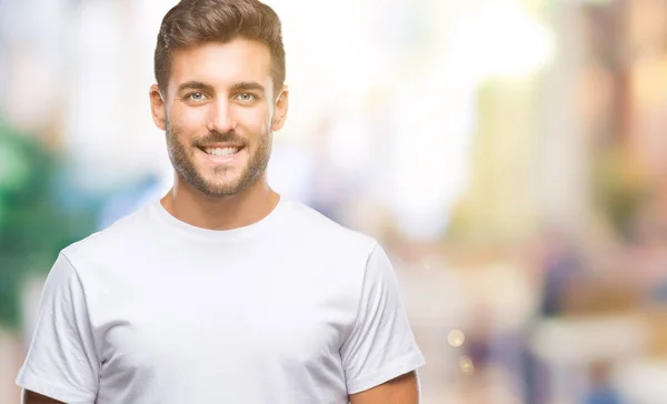 Joven Hombre Guapo Sobre Fondo Aislado Con Una Sonrisa Feliz — Foto de Stock