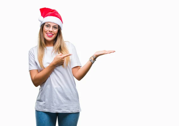 Молодая Красивая Женщина Рождественской Шляпе Изолированном Фоне Поражена Улыбается Камеру — стоковое фото