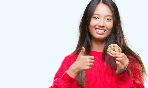 Joven Asiático Mujer Comer Chocolate Chip Cookie Sobre Aislado Fondo —  Fotos de Stock