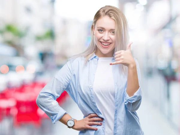 Mladá Blond Žena Izolované Pozadí Úsměvem Dělá Telefon Gesto Rukou — Stock fotografie