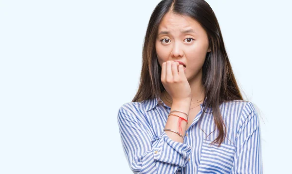 爪を噛んで口の中に不安や緊張で手を探している孤立の背景の上の若いアジア女性 不安の問題 — ストック写真