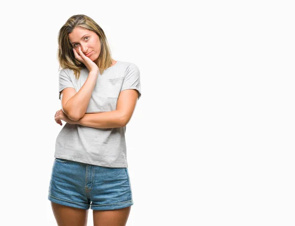 年轻美丽的女人在孤立的背景下思考看累了 厌倦了与交叉臂抑郁症问题 — 图库照片