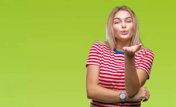 Joven Mujer Caucásica Sobre Fondo Aislado Mirando Cámara Soplando Beso —  Fotos de Stock