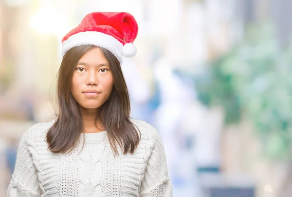 Jovem Mulher Asiática Vestindo Chapéu Natal Sobre Fundo Isolado Com — Fotografia de Stock