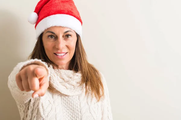 Středního Věku Žena Nosí Vánoční Čepice Santa Claus Ukazující Prstem — Stock fotografie