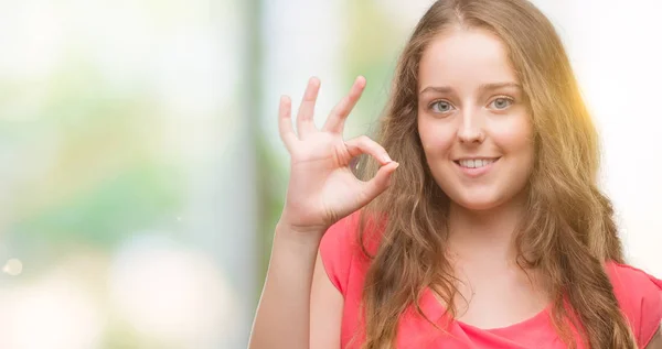 Junge Blonde Frau Trägt Rosa Kleid Tut Zeichen Mit Fingern — Stockfoto