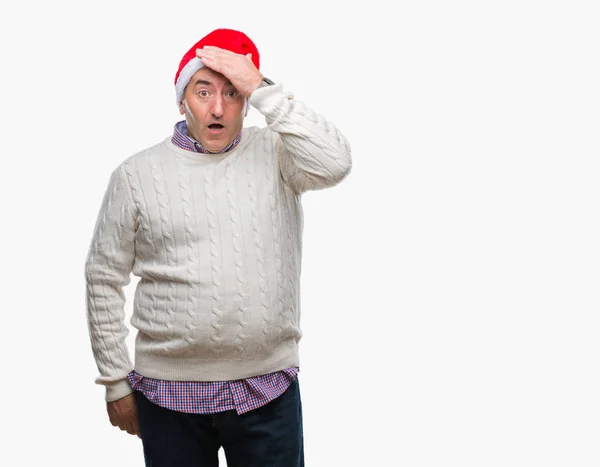 Hombre Mayor Guapo Con Sombrero Navidad Sobre Fondo Aislado Sorprendido — Foto de Stock