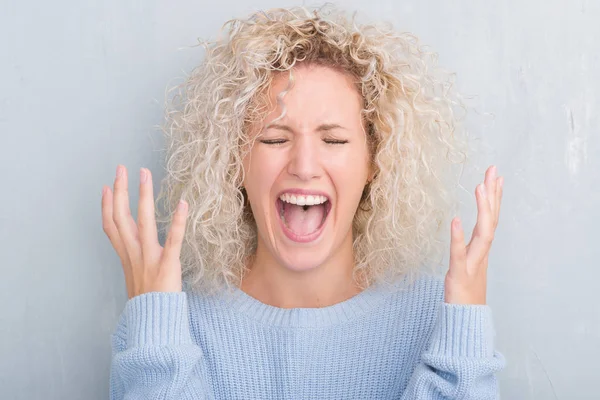 Mujer Rubia Joven Con Pelo Rizado Sobre Fondo Gris Grunge — Foto de Stock