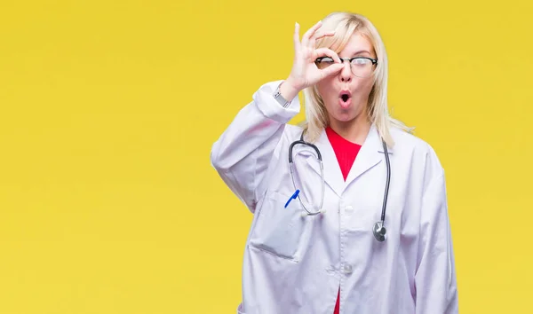 Jonge Mooie Blonde Dokter Vrouw Medische Uniform Dragen Geïsoleerde Achtergrond — Stockfoto