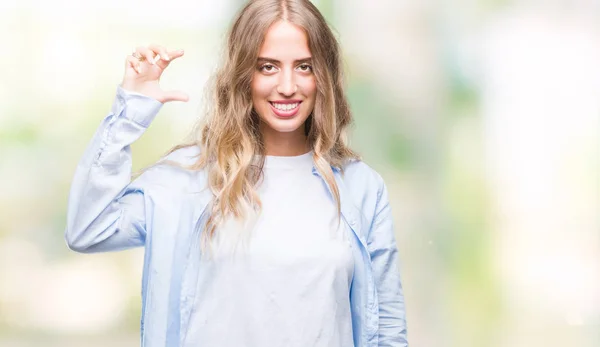 Linda Jovem Loira Sobre Fundo Isolado Sorrindo Confiante Gesto Com — Fotografia de Stock