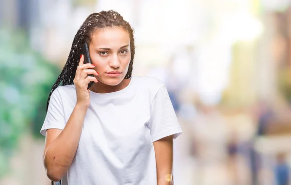 Joven Trenzado Pelo Afroamericano Chica Mostrando Llamando Usando Teléfono Inteligente — Foto de Stock