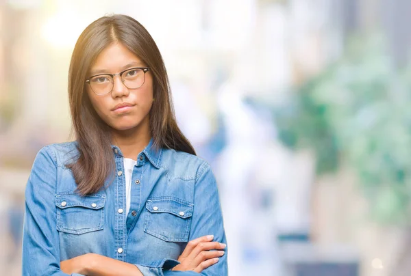 Junge Asiatische Frau Mit Brille Über Isoliertem Hintergrund Skeptisch Und — Stockfoto