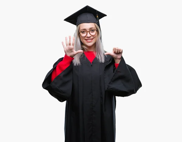 Mujer Rubia Joven Con Uniforme Graduado Sobre Fondo Aislado Mostrando — Foto de Stock