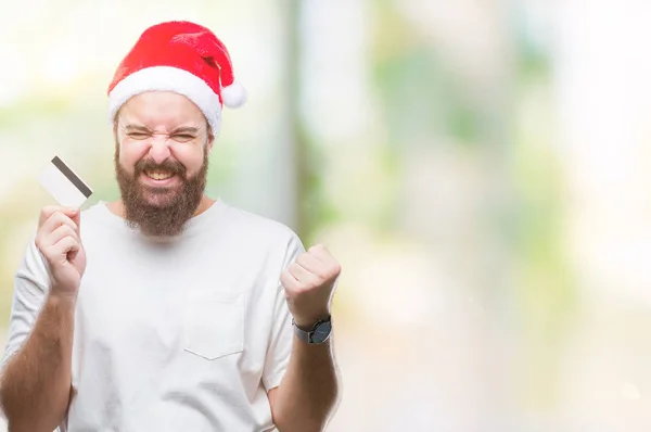 Joven Hombre Caucásico Con Sombrero Navidad Sosteniendo Tarjeta Crédito Sobre —  Fotos de Stock