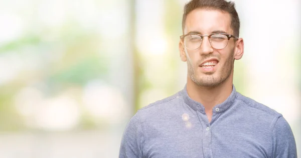 Tampan Muda Pria Elegan Memakai Kacamata Mengedipkan Mata Menatap Kamera — Stok Foto