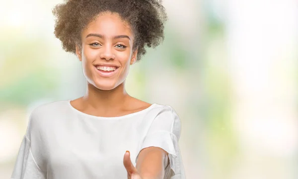 Jovem Afro Americana Sobre Fundo Isolado Sorrindo Amigável Oferecendo Aperto — Fotografia de Stock