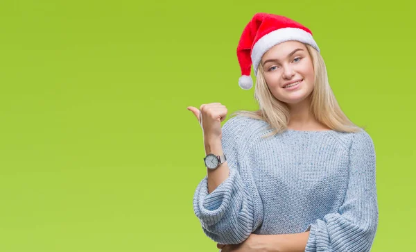 Junge Kaukasische Frau Mit Weihnachtsmütze Über Isoliertem Hintergrund Lächelt Mit — Stockfoto