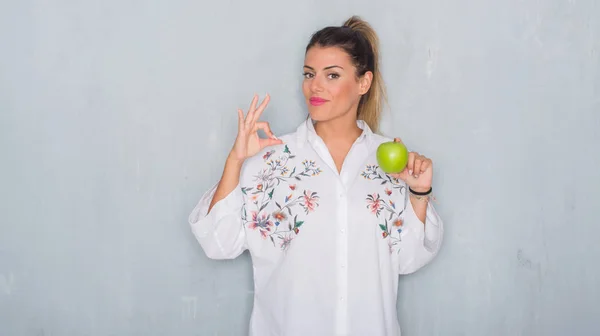 Joven Mujer Adulta Sobre Gris Grunge Pared Comer Fresco Verde — Foto de Stock