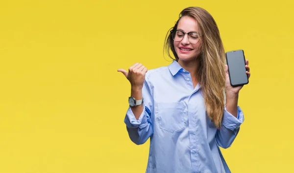 Genç Güzel Sarışın Kadın Gösteren Ekran Smartphone Işaret Başparmak Kadar — Stok fotoğraf
