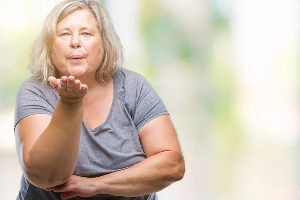 Senior Rozmiar Kaukaski Kobieta Białym Tle Patrząc Kamery Buziak Ręką — Zdjęcie stockowe