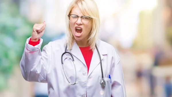 Jonge Mooie Blonde Dokter Vrouw Medische Uniform Dragen Geïsoleerde Achtergrond — Stockfoto