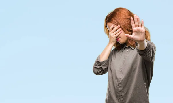 Giovane Bella Donna Sfondo Isolato Che Copre Gli Occhi Con — Foto Stock