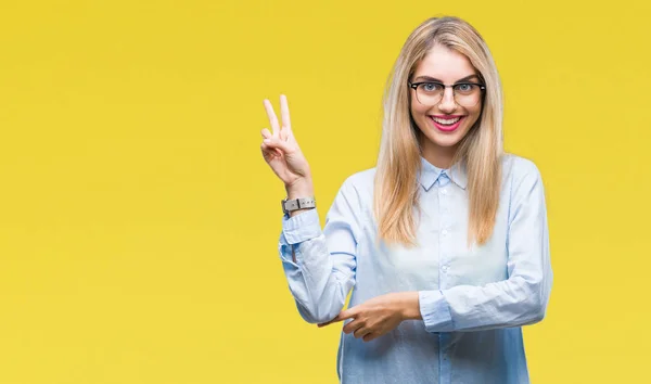 Ung Vacker Blond Affärskvinna Glasögon Över Isolerade Bakgrund Leende Med — Stockfoto