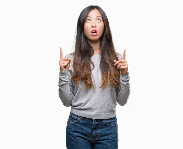 Ung Asiatisk Kvinna Över Isolerade Bakgrund Förvånad Och Överraskad Tittar — Stockfoto