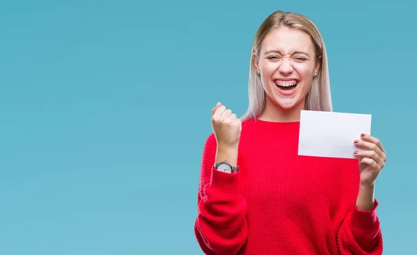 Jovem Loira Segurando Cartão Papel Branco Sobre Fundo Isolado Gritando — Fotografia de Stock