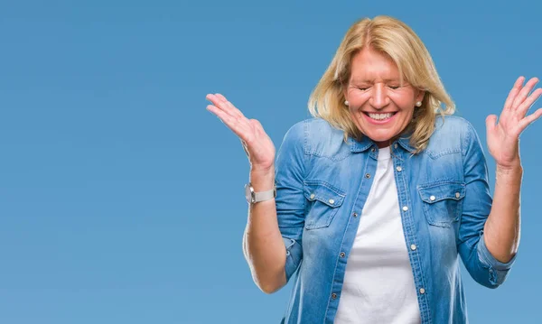 Blonde Frau Mittleren Alters Mit Isoliertem Hintergrund Die Verrückt Und — Stockfoto