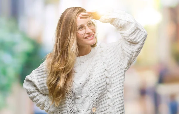 Όμορφη Ξανθιά Κοπέλα Φορώντας Χειμώνα Πουλόβερ Και Γυαλιά Ηλίου Πάνω — Φωτογραφία Αρχείου