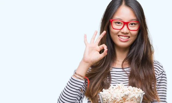 Giovane Donna Asiatica Mangiare Popcorn Sfondo Isolato Facendo Segno Con — Foto Stock