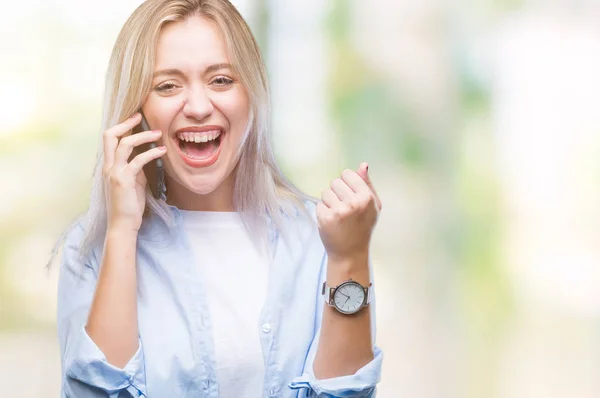 Jonge Blonde Vrouw Praten Met Smarpthone Geïsoleerd Achtergrond Schreeuwen Trots — Stockfoto