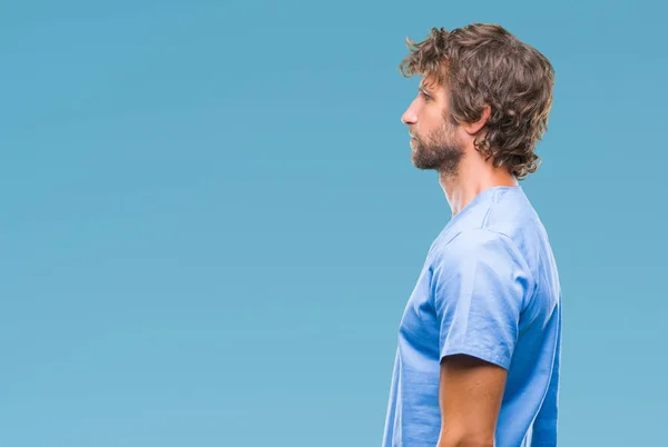 Hombre Médico Cirujano Hispano Guapo Sobre Fondo Aislado Mirando Lado — Foto de Stock