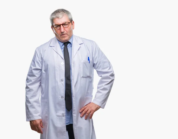 英俊的资深医生 科学家专业的人穿着白色外套在孤立的背景怀疑和紧张 皱着眉头不安的问题 消极的人 — 图库照片