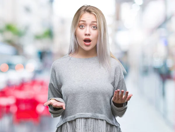 Giovane Donna Bionda Sfondo Isolato Spaventata Scioccata Con Espressione Sorpresa — Foto Stock