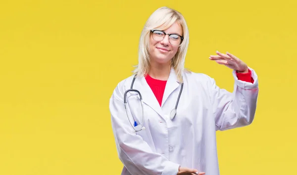 Junge Schöne Blonde Ärztin Medizinischer Uniform Über Isoliertem Hintergrund Gestikulierend — Stockfoto