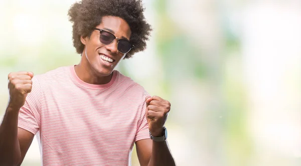 Afro Amerikansk Man Bär Solglasögon Över Isolerade Bakgrund Mycket Glad — Stockfoto