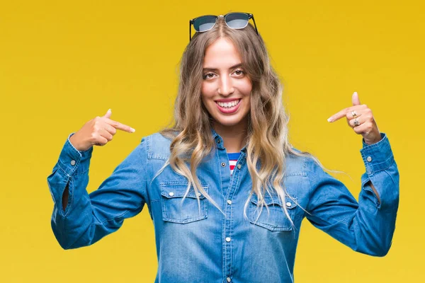 Linda Jovem Loira Usando Óculos Sol Sobre Fundo Isolado Olhando — Fotografia de Stock