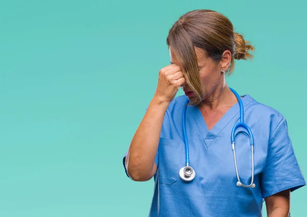 Enfermera Médica Mediana Edad Sobre Fondo Aislado Cansada Frotando Nariz — Foto de Stock