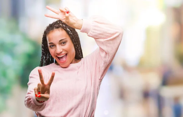 Jovem Trançado Cabelo Afro Americano Menina Vestindo Suéter Sobre Fundo — Fotografia de Stock