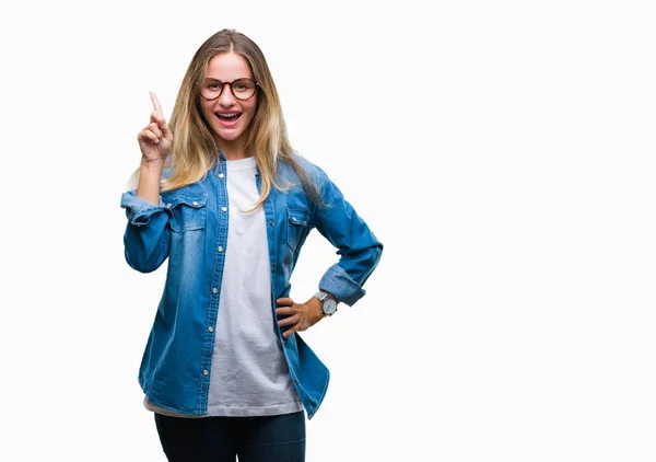 Jovem Mulher Loira Bonita Usando Óculos Sobre Fundo Isolado Apontando — Fotografia de Stock