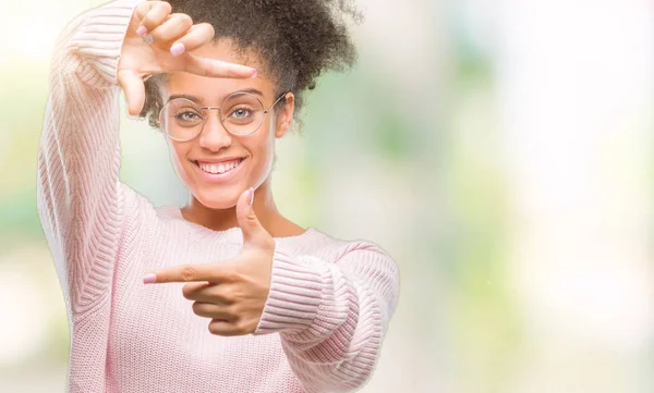 Jonge Afro Amerikaanse Vrouw Bril Geïsoleerde Achtergrond Glimlachend Maken Frame — Stockfoto