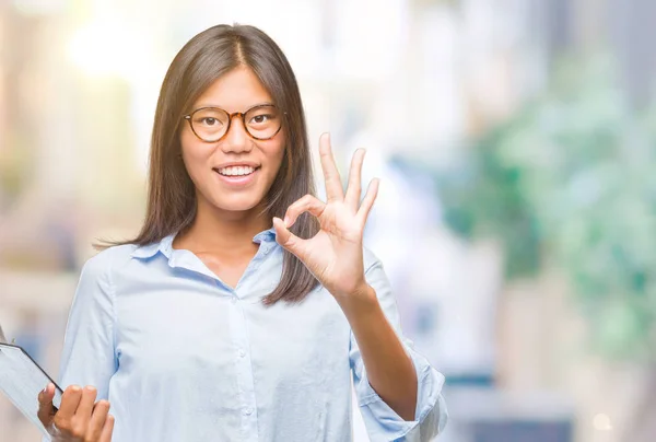 Młody Azjatycki Biznes Kobieta Białym Tle Przytrzymanie Schowka Robi Znak — Zdjęcie stockowe