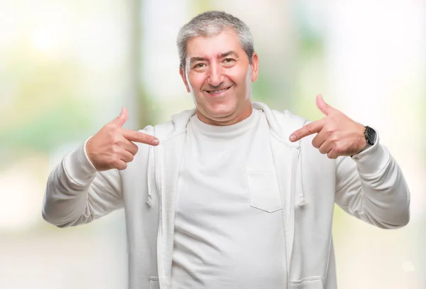 Knappe Senior Man Sport Kleding Dragen Geïsoleerde Achtergrond Zoek Vertrouwen — Stockfoto