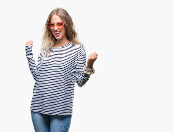 Schöne Junge Blonde Frau Mit Sonnenbrille Über Isoliertem Hintergrund Sehr — Stockfoto