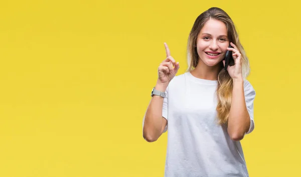 Joven Hermosa Mujer Rubia Llamando Usando Teléfono Inteligente Sobre Fondo —  Fotos de Stock