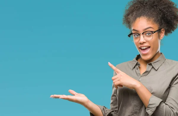 Unga Afro Amerikansk Kvinna Som Bär Glasögon Över Isolerade Bakgrund — Stockfoto