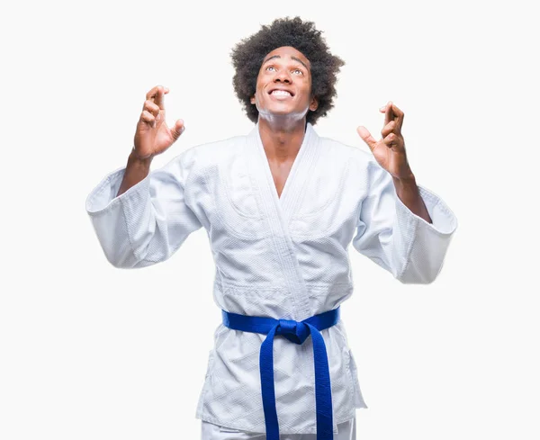 Hombre Afroamericano Usando Kimono Karate Sobre Fondo Aislado Sonriendo Cruzando —  Fotos de Stock